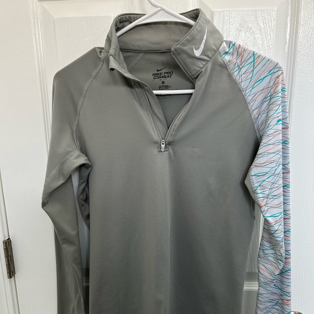 Nike Women’s Gray Jacket with Patterned Sleeve